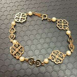 Avon size 6 1/2 pearl gold toned bracelet